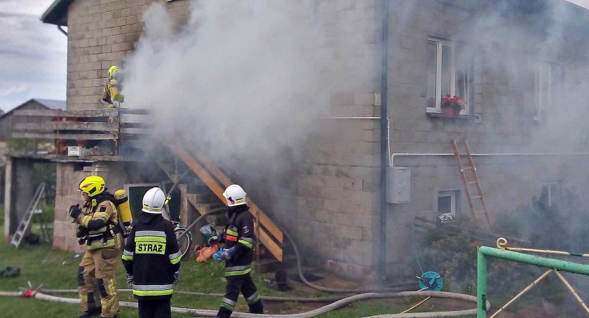 Zdjęcie domu, z którego wychodziły kłęby dymu