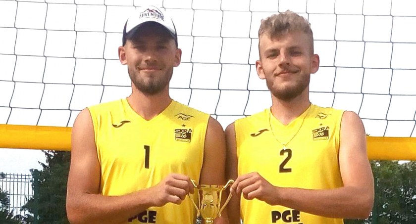 Zdjęcie triumfatorów turnieju: od lewej Kamil i Patryk Świerczowie