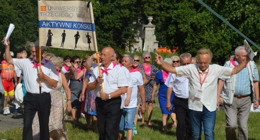 Zdjęcie pokazuje marsz seniorów podczas ich święta w Końskich