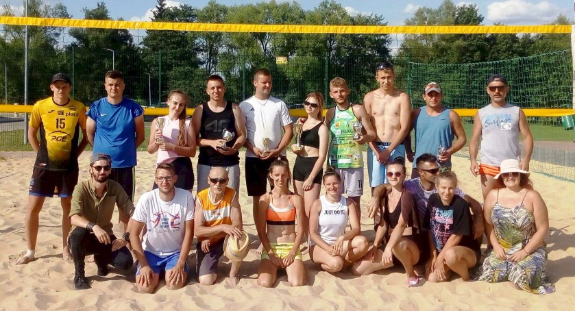 Zdjęcie ekipy Stowarzyszenia Sportowego Fair Play i uczestników turnieju