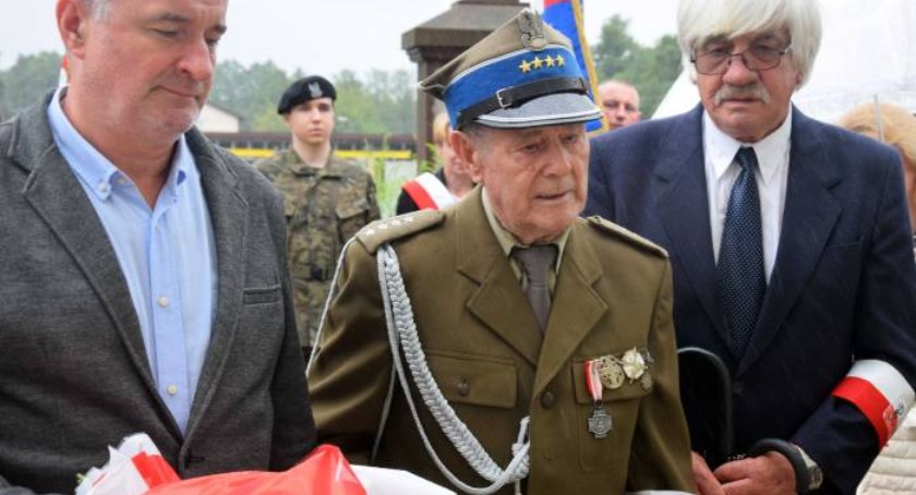 Na zdjęciu: Kwiaty składają kombatanci koneccy z kpt. Zdzisławem Kowalskim 