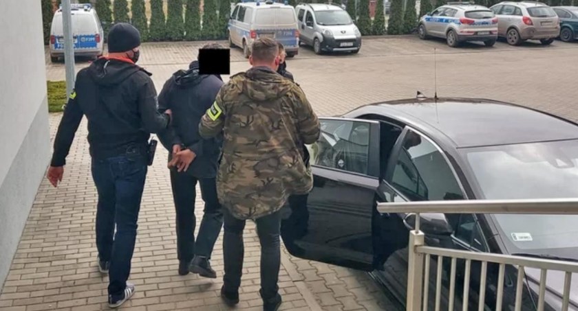 Zdjęcie policji: Funkcjonariusze prowadzą sprawcę zabójstwa