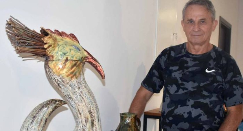Na zdjęciu: Paweł Stasiński i rzeźba, z którą odwiedził liczne galerie ceramiki