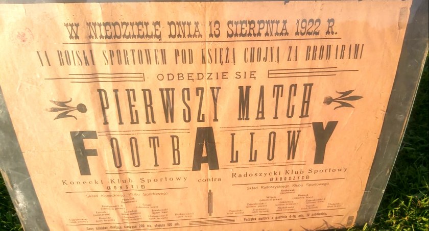 Zdjęcie plakatu pierwszego w Końskich meczu piłkarskiego