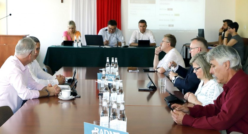 Zdjęcie radnych podczas XLV sesji Rady Powiatu Koneckiego
