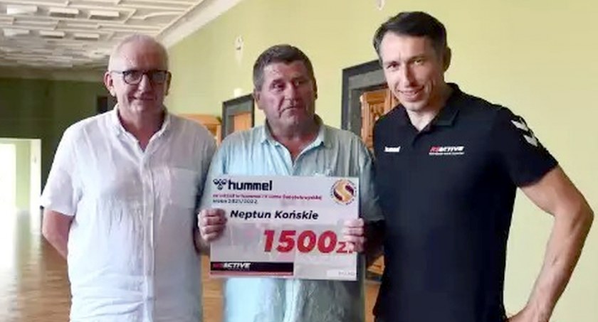 Zdjęcie Andrzeja Ślifierza (w środku), który odebrał voucher z rąk prezesa ŚZPN Mirosława Malinowskiego i przedstawiciela sponsora Sławomira Szmala