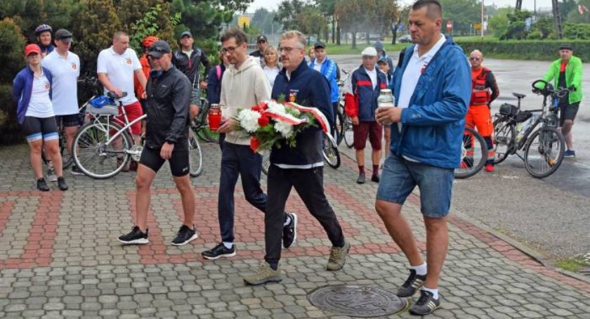 Na zdjęciu: kwiaty pod pomnikiem bł. ks.Kazimierza Sykulskiego złożyli uczestnicy rajdu 