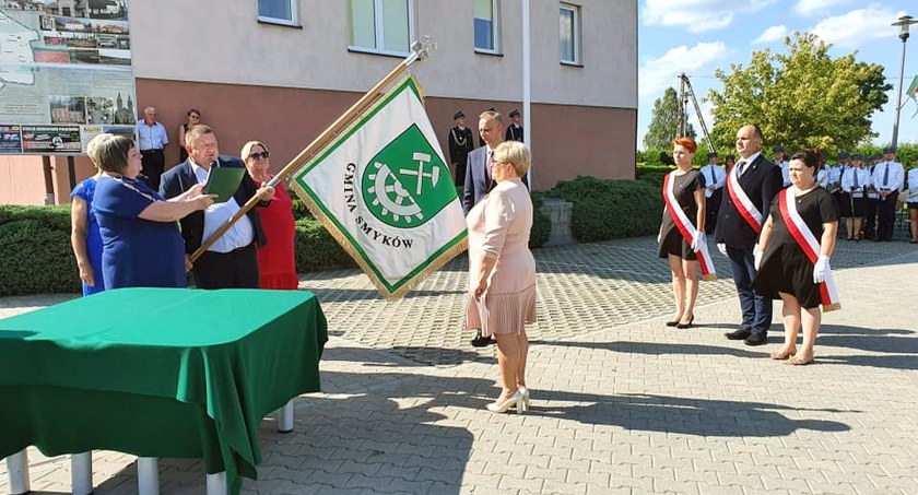 Zdjęcie z uroczystego przekazania sztandaru Gminie Smyków