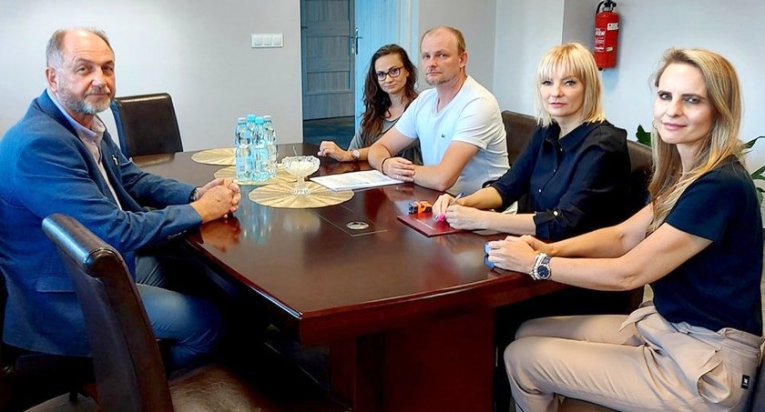 Zdjęcie z podpisania umowy na budowę sali gimnastycznej przy SP nr 1 w Stąporkowie