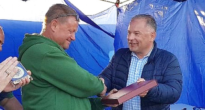 Zdjęcie burmistrza Michała Pękali, ktory wręcza prezesowi Andrzejowi Woźniakowi pamiątkowy grawerton