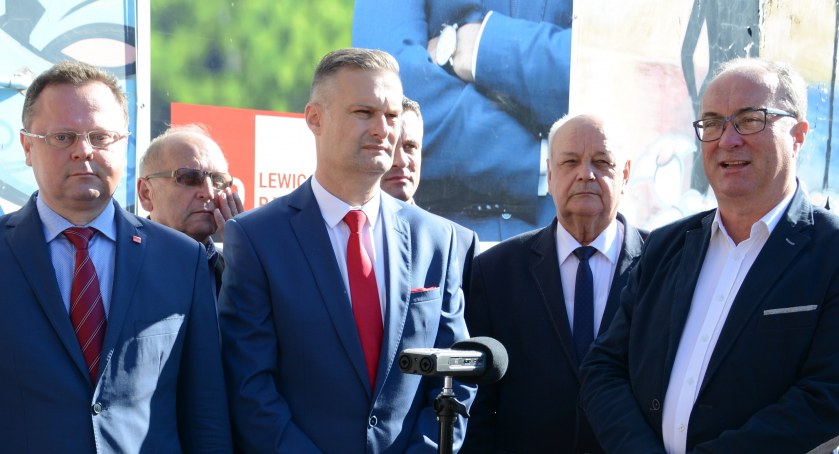Zdjęcie: Andrzej Szejna (z prawej) i Włodzimierz Czarzasty (z lewej) porozmawiają z mieszkańcami Końskich