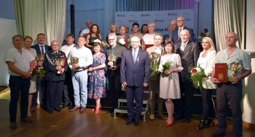 Wspólne zdjęcie organizatorów i nagrodzonych Koneckimi Gloriettami