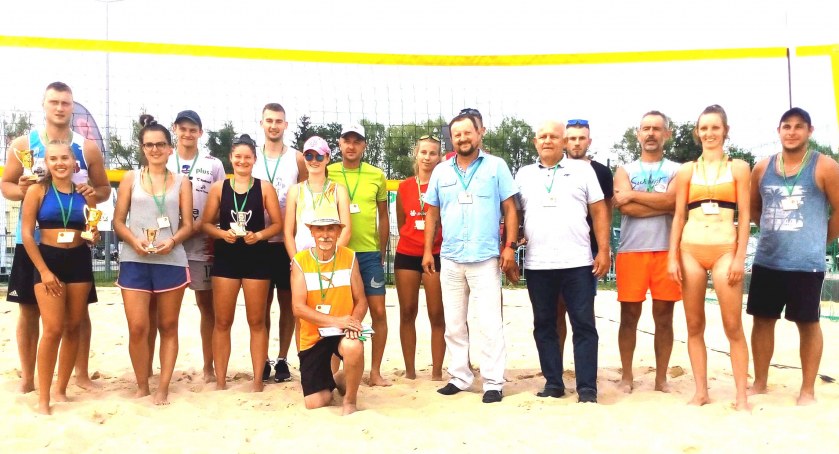 Zdjęcie uczestników turnieju mikstów wraz z obsadą sędziowską
