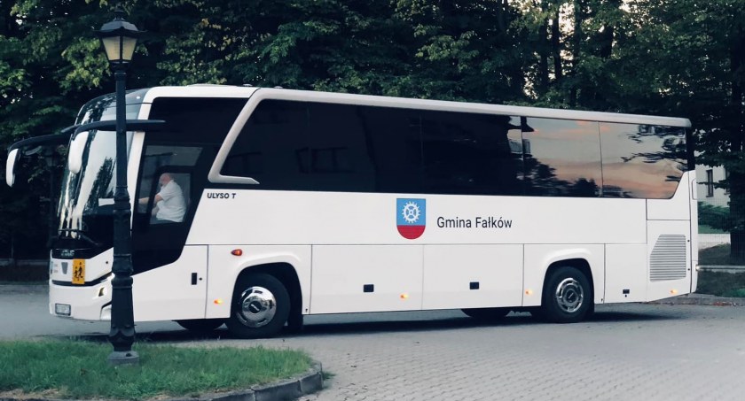 Zdjęcie zakupionego, nowoczesnego autobusu, który będzie służył mieszkańcom gminy Fałków