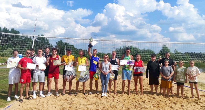 Pamiątkowe zdjęcie uczestników turnieju z burmistrz Dorotą Łukomską (w środku)