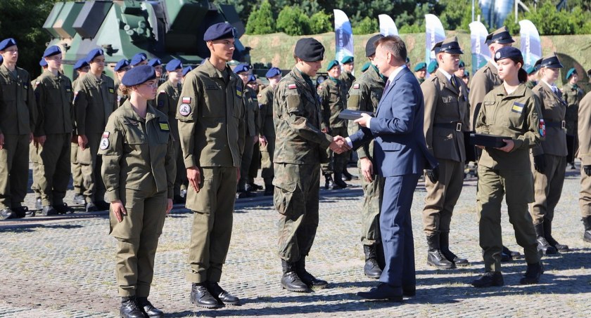 Zdjęcie strzelców odbierających grawertony od ministra Mariusza Błaszczaka