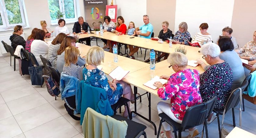 Zdjęcie uczestników Narodowego Czytania w Radoszycach
