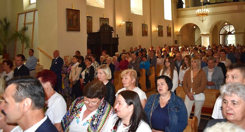 Zdjęcie wiernych podczas dziękczynnej Mszy Świętej w Gowarczowie