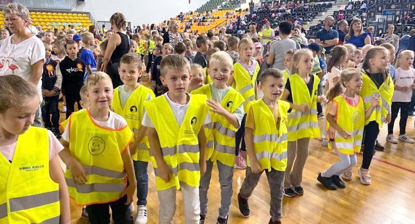 Zdjęcie pierwszaków z SP w Królewcu w Hali Legionów w Kielcach
