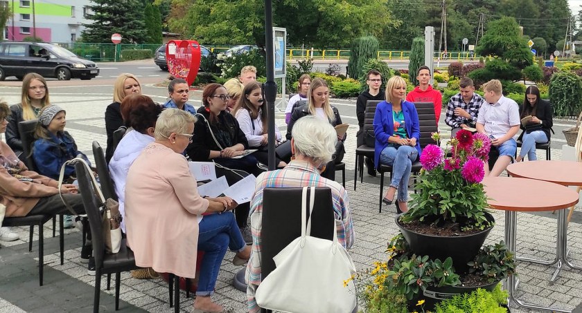 Zdjęcie uczestników Narodowego Czytania w Stąporkowie