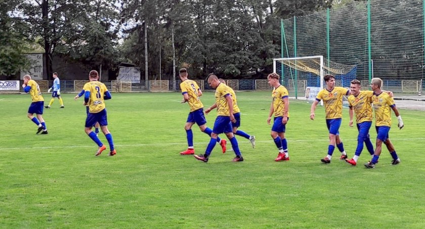 Zdjęcie piłkarzy Neptuna Końskie cieszących się po zdobyciu bramki w meczu z Orlętami Kielce