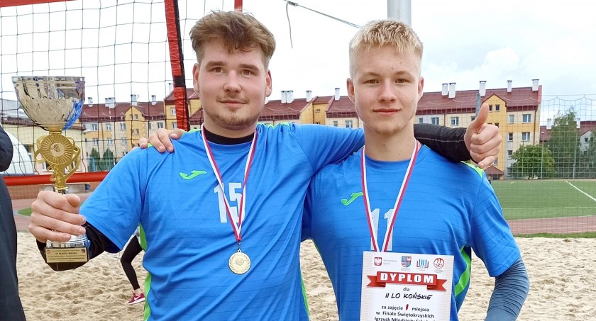 Zdjęcie zwycięskiej ekipy chłopców z II LO w Końskich