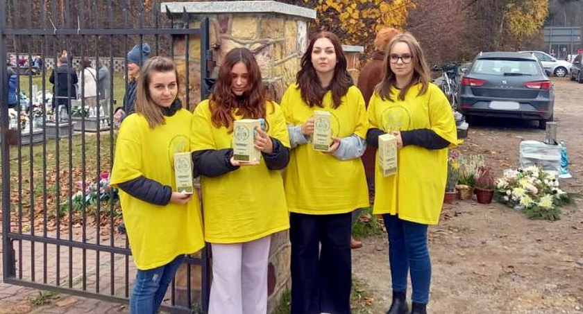 Zdjęcie wolontariuszek zbierających datki dla hospicjum