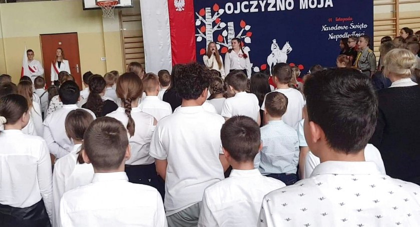Zdjęcie uczniów SP w Królewcu podczas śpiewania hymnu