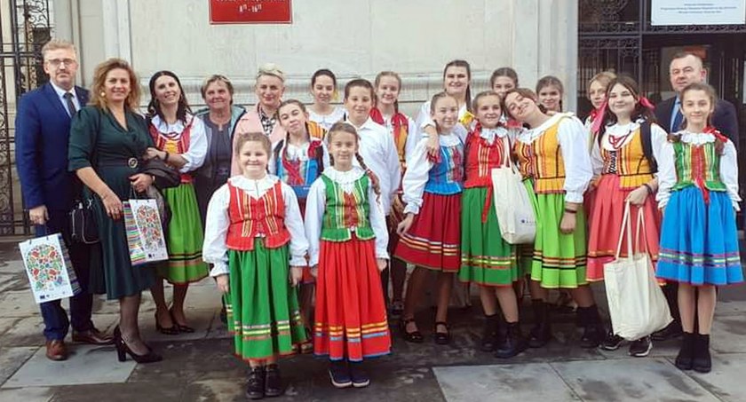 Zdjęcie zespołu Królewiaczki wraz z delegacją przed gmachem Ministerstwa Rolnictwa i Rozwoju Wsi w Warszawie