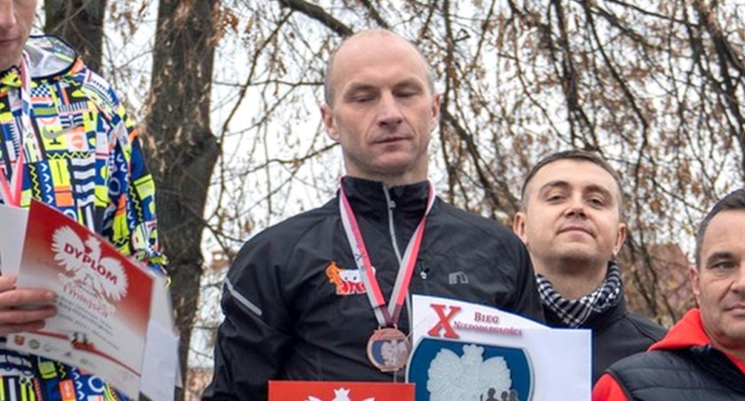 Zdjęcie Piotra Konia na podium we Włoszczowie