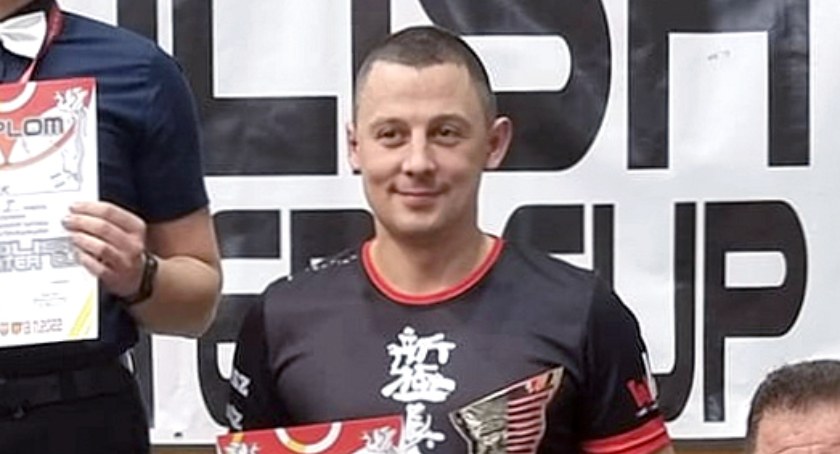 Zdjęcie Mateusza Garbacza na drużynowym podium zawodów w Kole