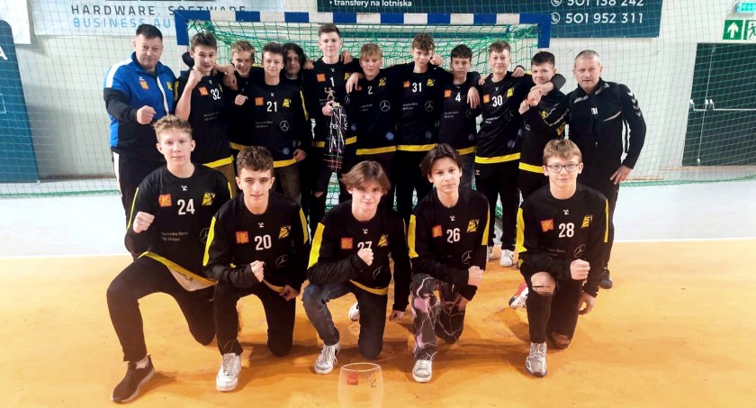 Zdjęcie drużyny juniorów młodszych KSSPR Końskie z trenerem Arkadiuszem Bąkiem na turnieju w Łodzi