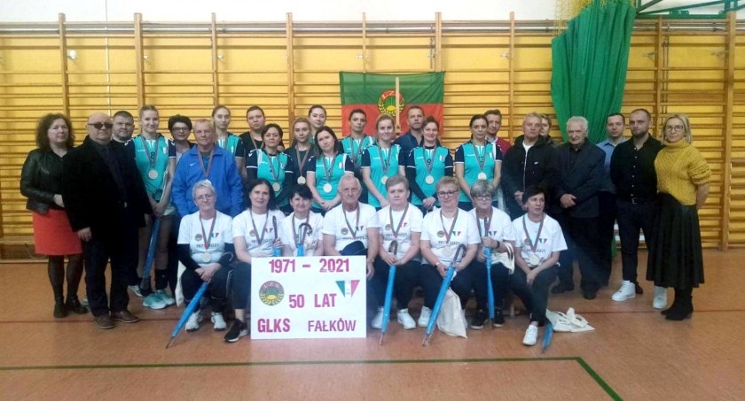Pamiątkowe zdjęcie siatkarek, zaproszonych gości i organizatorów jubileuszu GLKS Fałków