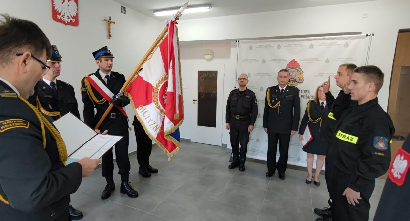 Zdjęcie przedstawia ślubowanie nowych strażaków