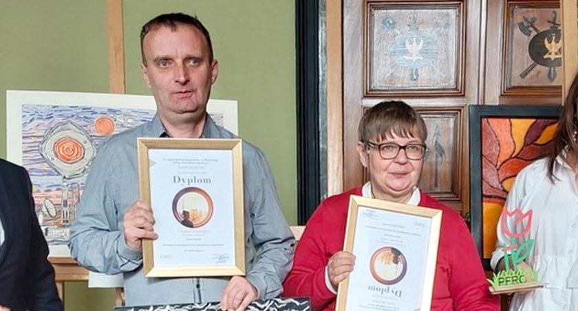 Zdjęcie Pawła Mizerskiego i Joanny Głażewskiej podczas wręczenia nagród