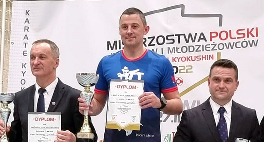 Zdjęcie Mateusza Garbacza na najwyższym stopniu podium w klasyfikacji drużynowej