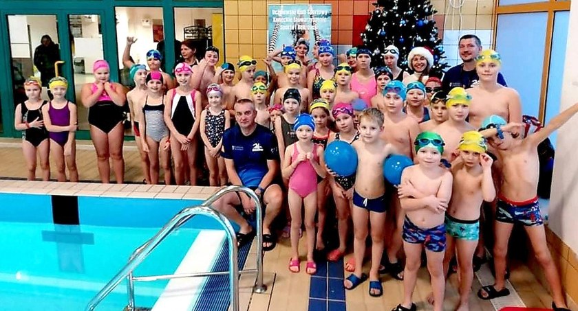 Zdjęcie uczestników i organizatorów piątkowych zawodów w koneckiej pływalni