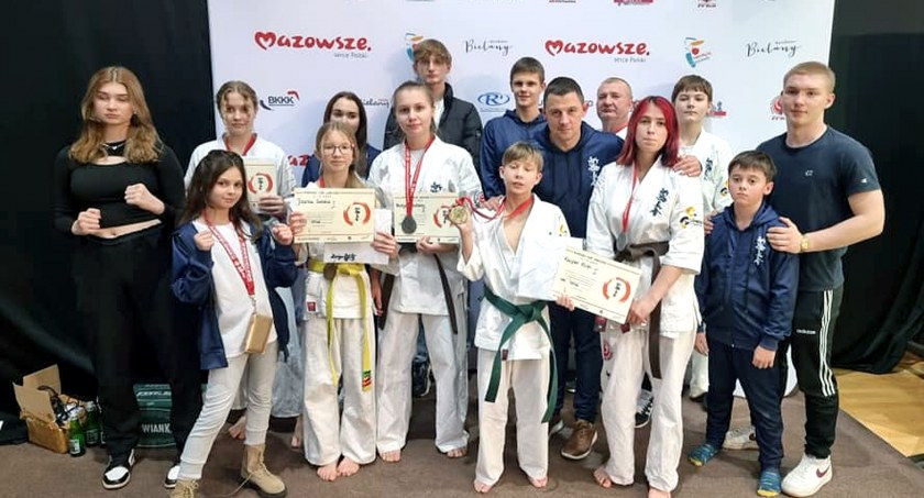 Zdjęcie ekipy Koneckiego Klubu Karate Kyokushin na turnieju w Warszawie