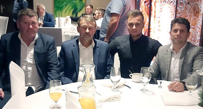 Zdjęcie wiceprezesa Andrzeja Ślifierza (z lewej) na spotkaniu wigilijnym w Kielcach