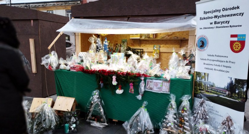 Zdjęcie stoiska SOSW na Jarmarku Bożonarodzeniowym w Końskich