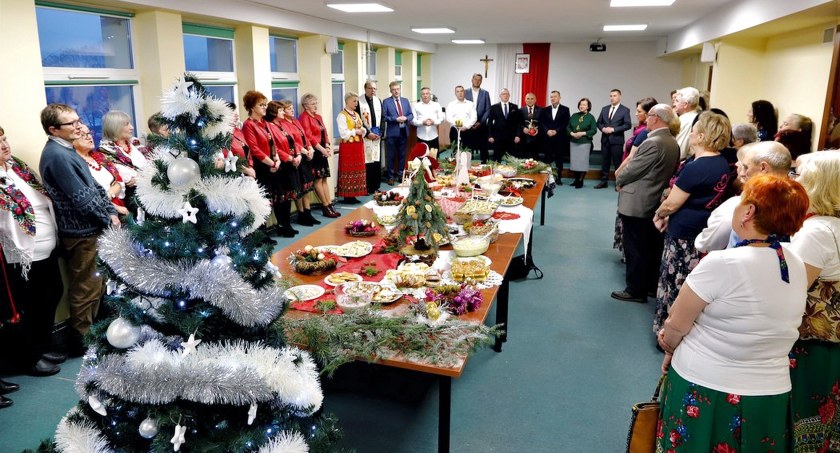 Pamiątkowe zdjęcie uczestników spotkania wigilijnego w sali konferencyjnej koneckiego starostwa