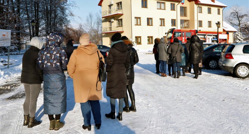 Zdjęcie ewakuowanych urzędników