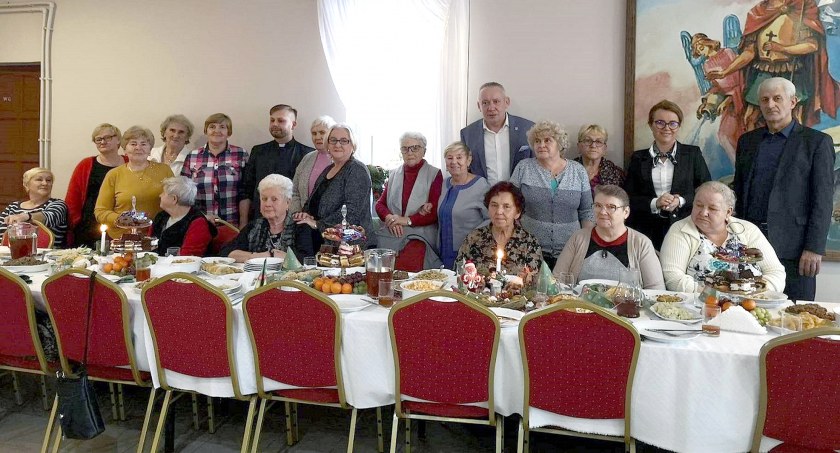 Pamiątkowe zdjęcie uczestników świątecznego spotkania w Gowarczowie