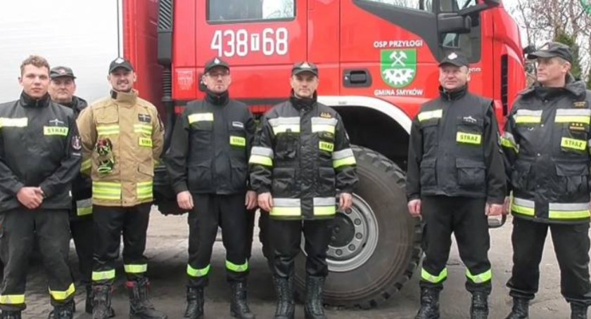 Na zdjęciu: komendanci i druhowie na tle nowego samochodu OSP Przyłogi 