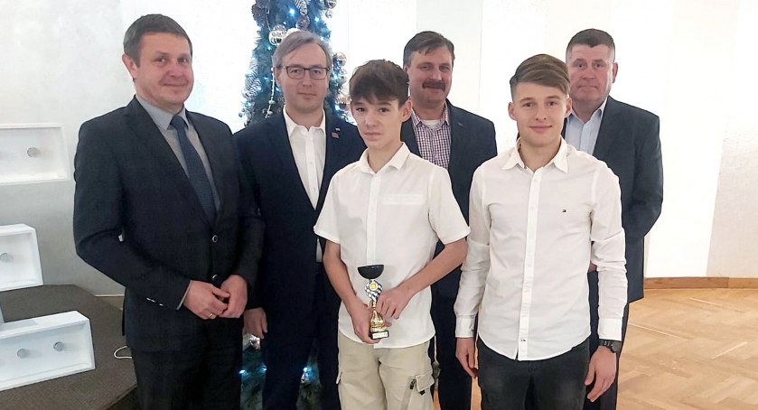 Zdjęcie nagrodzonego Mikołaja Wolskiego w otoczeniu działaczy i przedstawicieli władz miasta