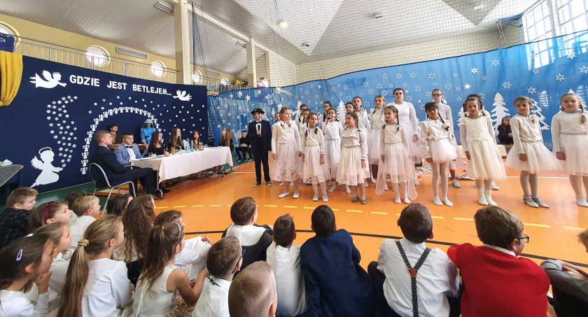 Zdjęcie z uroczystości w Szkole Podstawowej w Królewcu