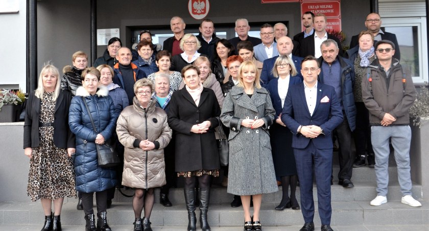 Zdjęcie radnych gminy Stąporków z burmistrz Dorotą Łukomską