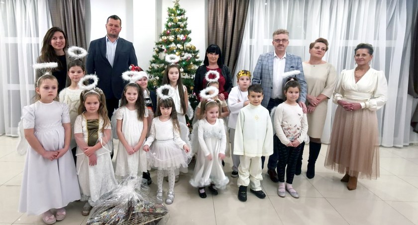 Pamiątkowe zdjęcie dzieci z Ukrainy i przedstawicieli starostwa