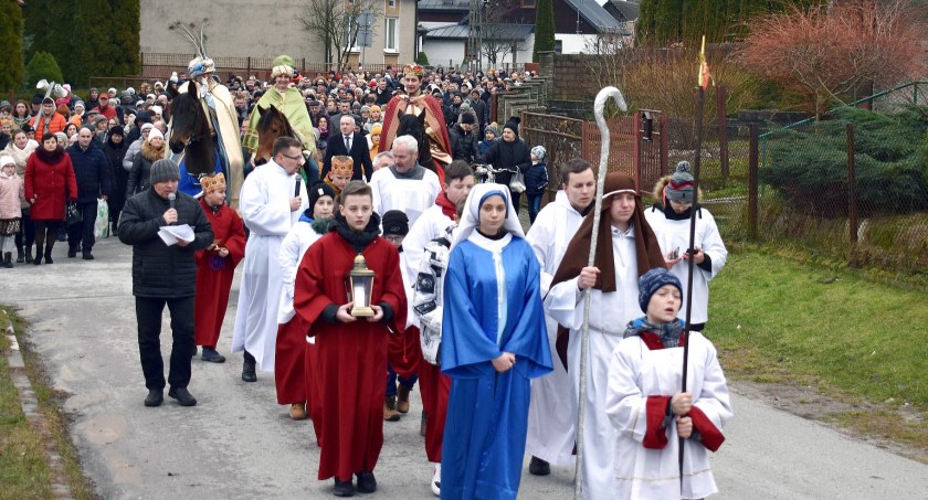 Zdjęcie pierwszego Orszaku Trzech Króli w Gowarczowie