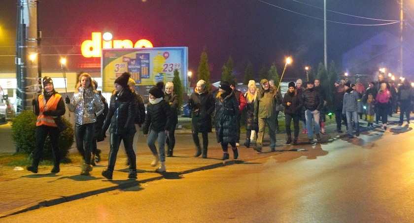 Zdjęcie uczestników II Królewskiego Rajdu Pieszego z Pochodniami
